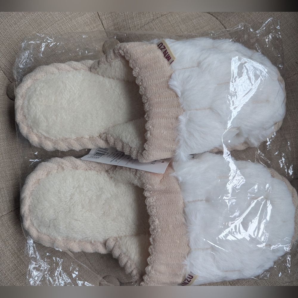 Fuzzy basic MNZU slippers - Size 40/41 (10 1/2 in)